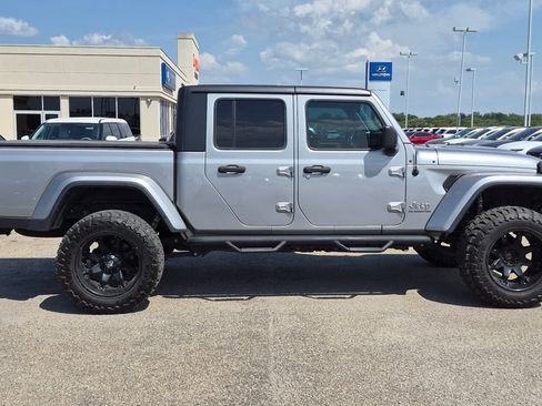 Used 2021 Jeep Gladiator Overland AWD/4WD image 2