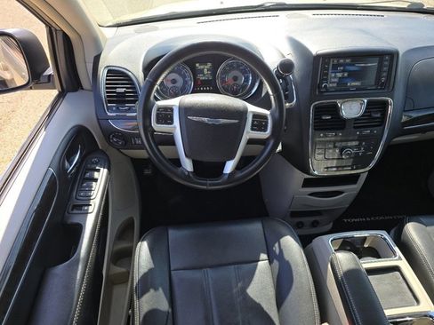Used 2016 Chrysler Town & Country Touring FWD image 28