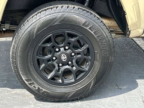 Used 2019 Toyota Tacoma SR5 RWD image 7