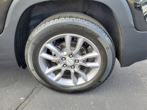 Used 2024 GMC Terrain SLT image 30