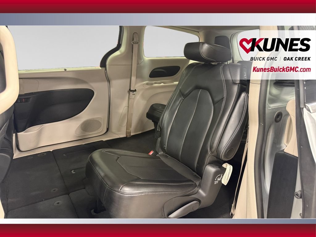 Used 2024 Chrysler Pacifica Touring-L FWD image 32