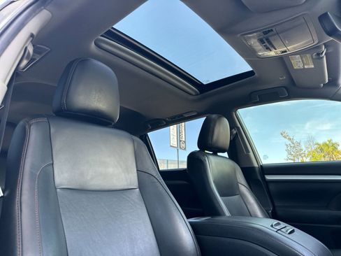 Used 2019 Toyota Highlander XLE w/ Carpet Mat Package (TMS) AWD/4WD image 17