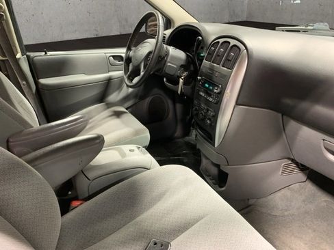 Used 2005 Chrysler Town & Country Touring image 20