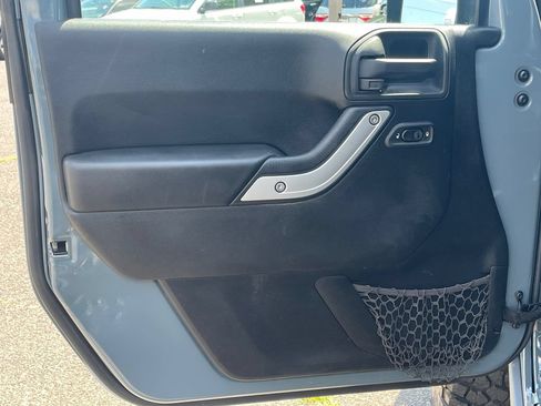 Used 2014 Jeep Wrangler Unlimited Rubicon w/ Connectivity Group AWD/4WD image 14