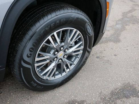 Used 2024 Chevrolet Traverse LT image 9