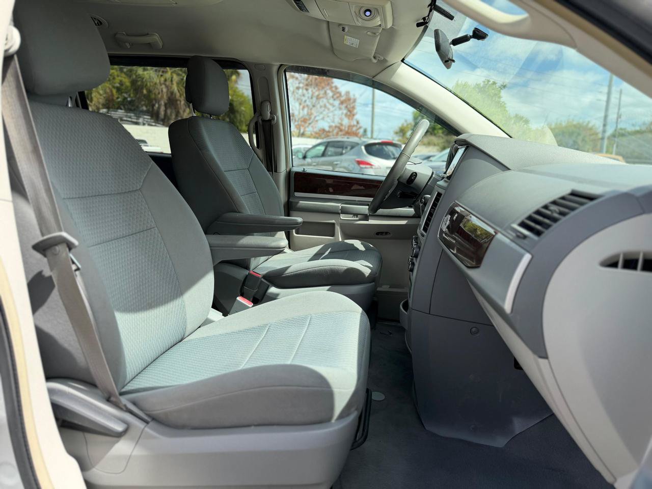 Used 2010 Chrysler Town & Country Touring FWD image 6