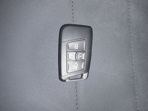 Used 2023 Volkswagen Taos SE image 32