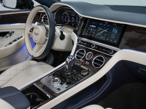 Used 2021 Bentley Continental GT V8 image 13