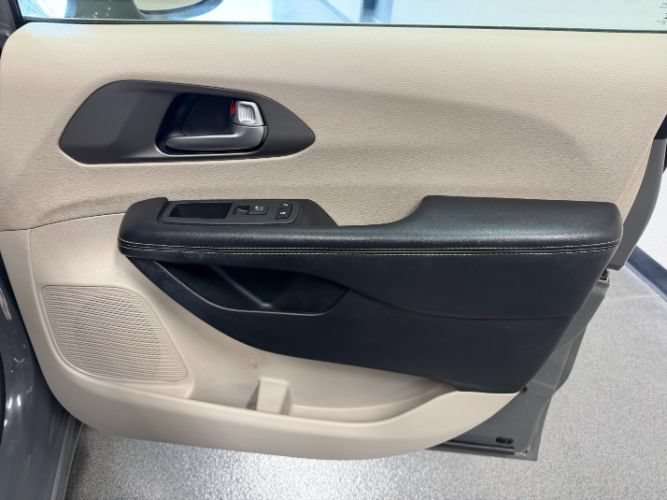 Used 2021 Chrysler Pacifica Touring-L FWD image 34