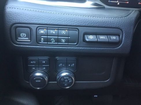 Used 2024 GMC Yukon XL Denali AWD/4WD image 11