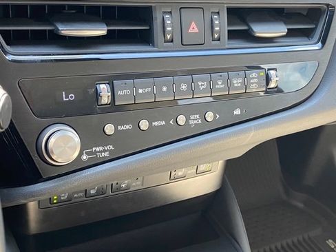 Used 2025 Lexus ES 300h w/ Premium Package FWD image 19