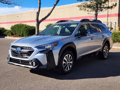 Used 2023 Subaru Outback Premium image 4