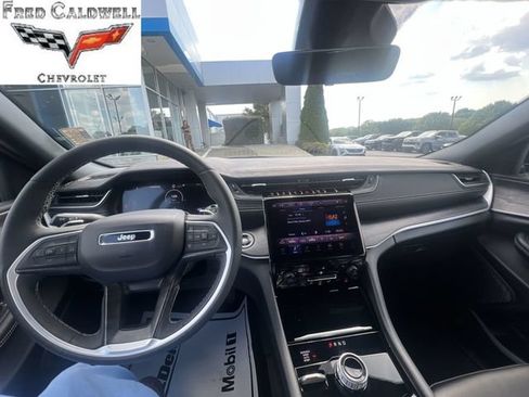 Used 2025 Jeep Grand Cherokee Limited AWD/4WD image 10