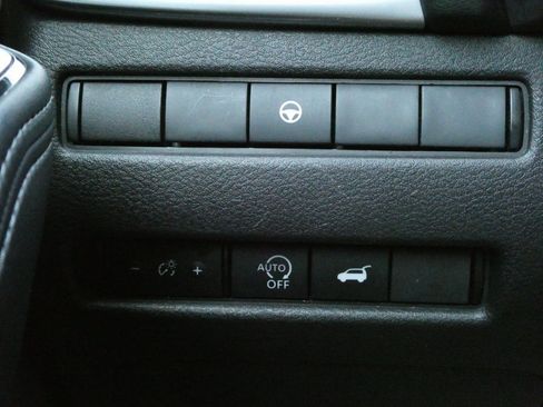 Used 2024 Nissan Rogue SV image 12