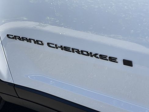 New 2025 Jeep Grand Cherokee L Laredo image 11