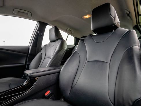 Used 2018 Toyota Prius Prime Premium FWD image 6