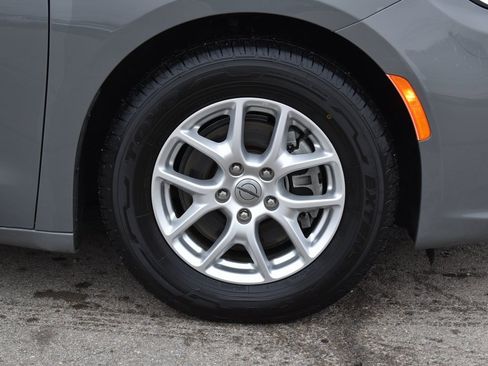 Used 2022 Chrysler Pacifica Touring-L image 4