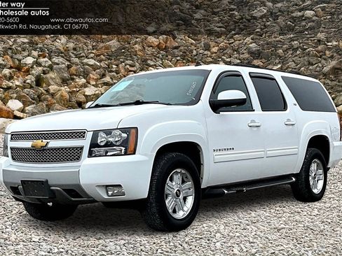 Used 2013 Chevrolet Suburban LT image 1