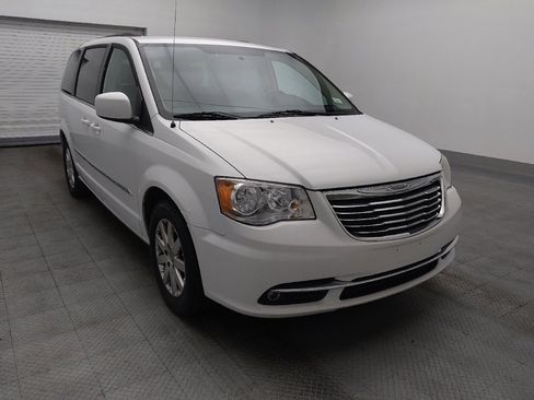 Used 2016 Chrysler Town & Country Touring image 13