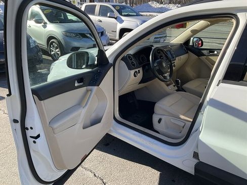 Used 2017 Volkswagen Tiguan S image 18