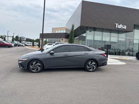 New 2025 Hyundai Elantra Limited image 4