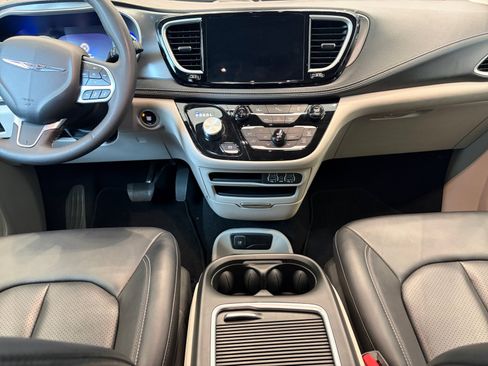 Used 2024 Chrysler Pacifica Limited FWD image 17
