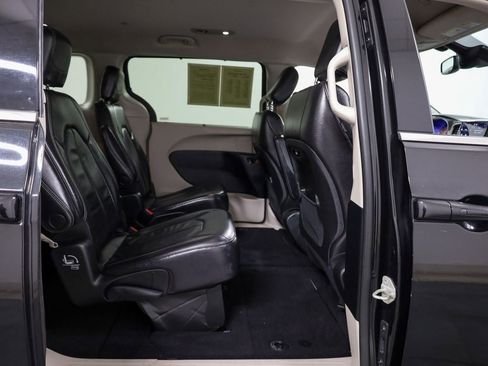 Used 2022 Chrysler Pacifica Touring-L image 13