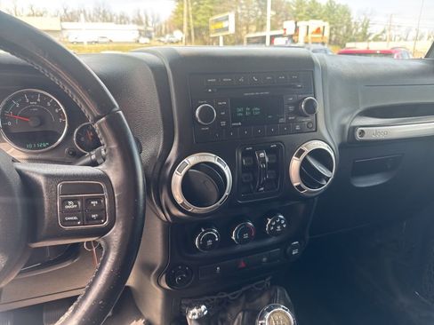 Used 2017 Jeep Wrangler Unlimited Sahara w/ Connectivity Group image 8