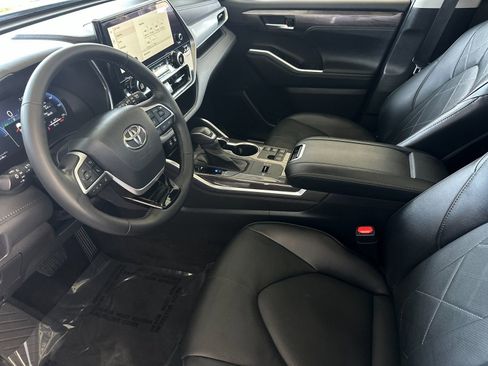 Used 2023 Toyota Highlander Platinum FWD image 9