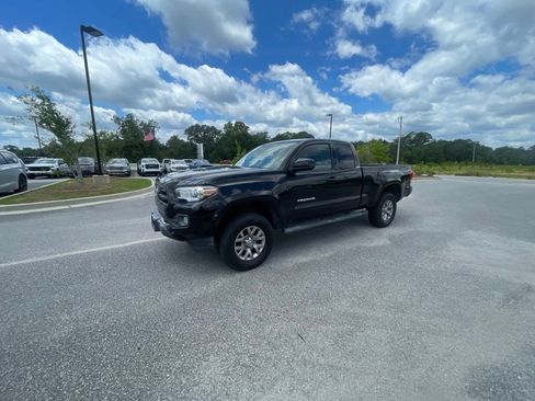 Used 2016 Toyota Tacoma SR5 w/ SR5 Appearance Package (DM) AWD/4WD image 2