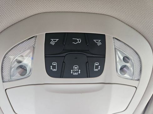 Used 2024 Chrysler Pacifica Touring-L FWD image 9