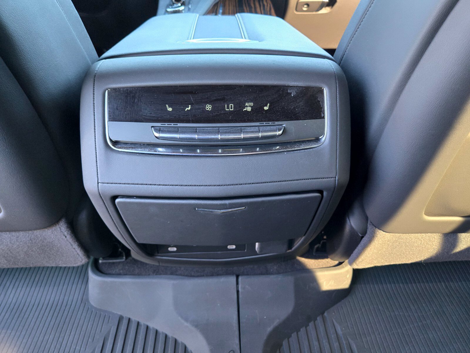 Used 2024 Cadillac Escalade Premium Luxury AWD/4WD image 14