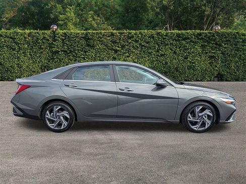 Used 2025 Hyundai Elantra Limited image 3