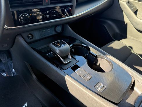 Used 2024 Nissan Rogue S image 13