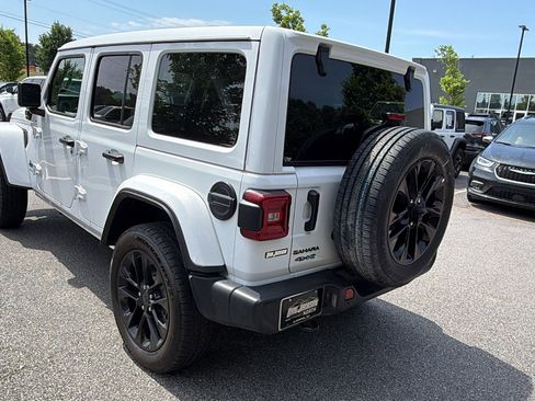 Used 2025 Jeep Wrangler Unlimited Sahara w/ Safety Group AWD/4WD image 10