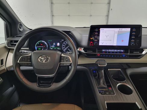 Used 2021 Toyota Sienna Limited FWD image 12