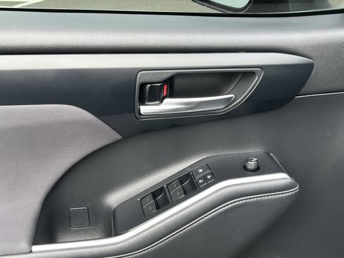 Used 2020 Toyota Highlander XLE image 17