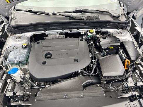Used 2025 Volvo XC40 B5 Plus image 22