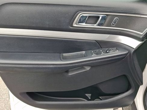 Used 2017 Ford Explorer XLT w/ Equipment Group 202A AWD/4WD image 12