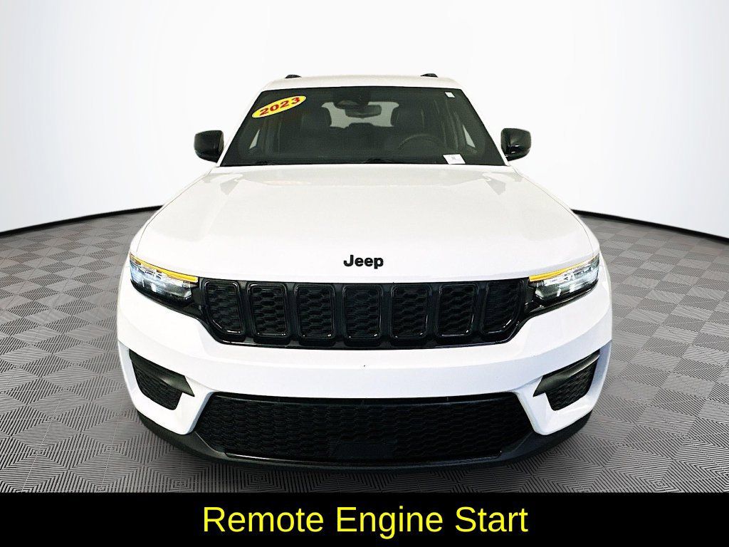 Used 2023 Jeep Grand Cherokee Altitude AWD/4WD image 4