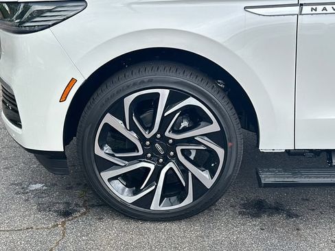 New 2026 Lincoln Navigator L Reserve AWD/4WD image 12