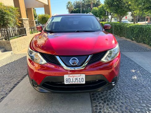 Used 2018 Nissan Rogue Sport SV image 2