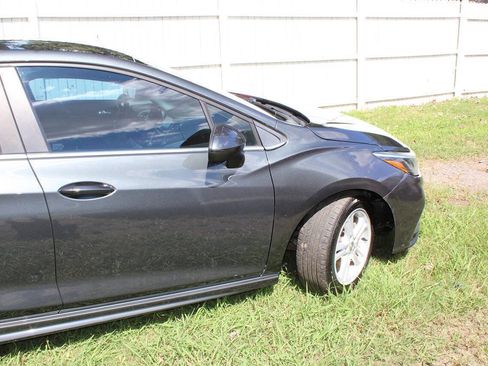 Used 2018 Chevrolet Cruze LT w/ Convenience Package image 4