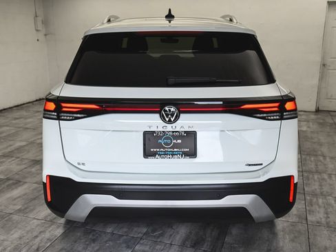 Used 2025 Volkswagen Tiguan SE AWD/4WD image 5