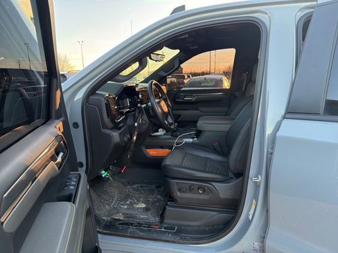 Used 2024 Chevrolet Silverado 1500 ZR2 w/ Technology Package image 6