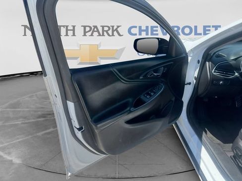 Used 2017 Chevrolet Malibu LT w/ Leather Package FWD image 10