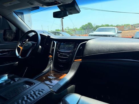 Used 2017 Cadillac Escalade ESV Luxury AWD/4WD image 12