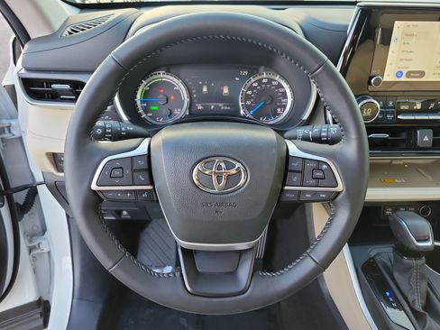 Used 2025 Toyota Highlander XLE AWD/4WD image 17