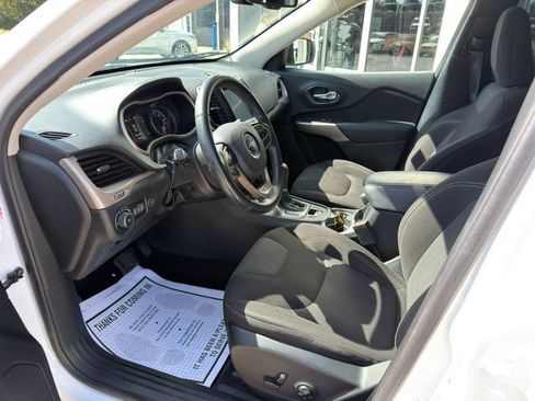Used 2017 Jeep Cherokee Latitude w/ Comfort/Convenience Group AWD/4WD image 11