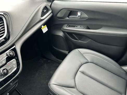 New 2026 Chrysler Pacifica Select image 17